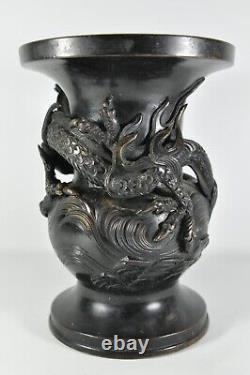 Vase en bronze lourd de l'époque Meiji avec un dragon antique et une perle en relief