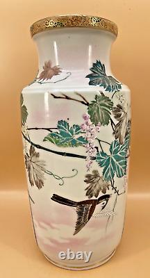 Vase en porcelaine japonaise de l'ère Meiji avec de fines décorations attribuées à Kawamoto Masukichi