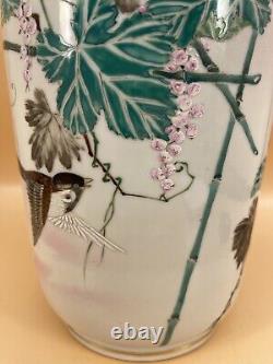 Vase en porcelaine japonaise de l'ère Meiji avec de fines décorations attribuées à Kawamoto Masukichi