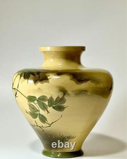 Vase en poterie d'art fine antique japonaise Motif de fleurs de 9 pouces de hauteur