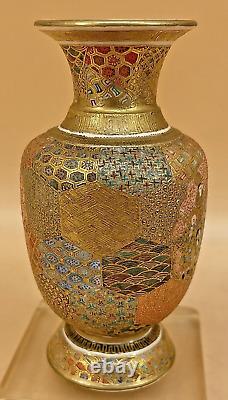 Vase japonais Meiji Satsuma avec de fines décorations par Meizan