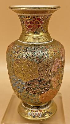 Vase japonais Meiji Satsuma avec de fines décorations par Meizan