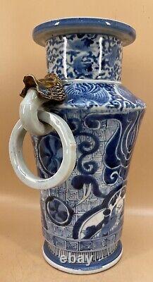 Vase japonais d'Edo du XIXe siècle avec poignées et décorations fines