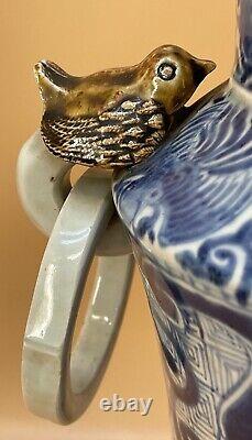 Vase japonais d'Edo du XIXe siècle avec poignées et décorations fines