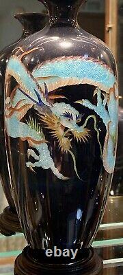 Vase japonais en cloisonné de dragon Adachi Kinjiro de l'ère Meiji extrêmement fin de l'époque antique.