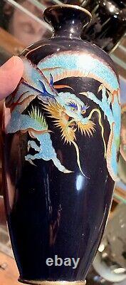 Vase japonais en cloisonné de dragon Adachi Kinjiro de l'ère Meiji extrêmement fin de l'époque antique.