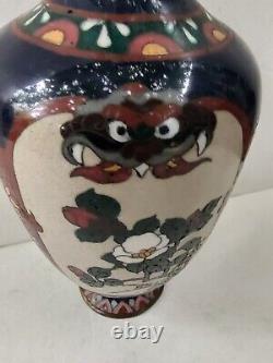 Vase japonais en cloisonné fin de l'époque Meiji avec Shishi Foo Lion de 9.5 pouces.