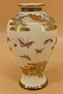 Vase japonais fin de l'époque Meiji avec des papillons par Kinkozan