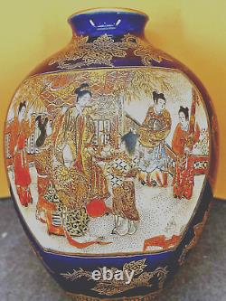 Vase japonais fin de l'époque Meiji en Satsuma bleu cobalt avec un samouraï par Kinkozan.