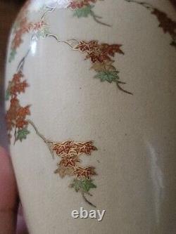 Vase japonais raffiné Satsuma dans le style Meizan, signé vase à feuilles d'érable 6.5