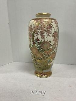 Vase japonais raffiné de l'ère Meiji en Satsuma avec oiseaux et motifs floraux, signé 12.