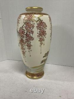 Vase japonais raffiné de l'ère Meiji en Satsuma avec oiseaux et motifs floraux, signé 12.