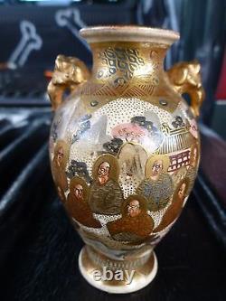 Vase miniature japonais de l'époque Meiji finement détaillé et signé, en Satsuma avec poignées.