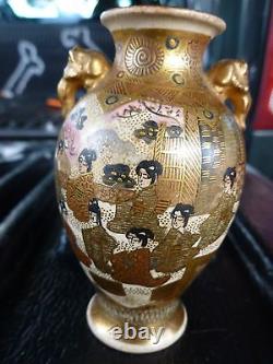 Vase miniature japonais de l'époque Meiji finement détaillé et signé, en Satsuma avec poignées.