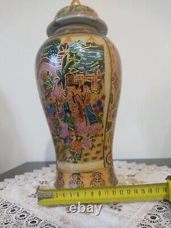 Vases De Porcelaine Japonaise Aux Figures Peintes